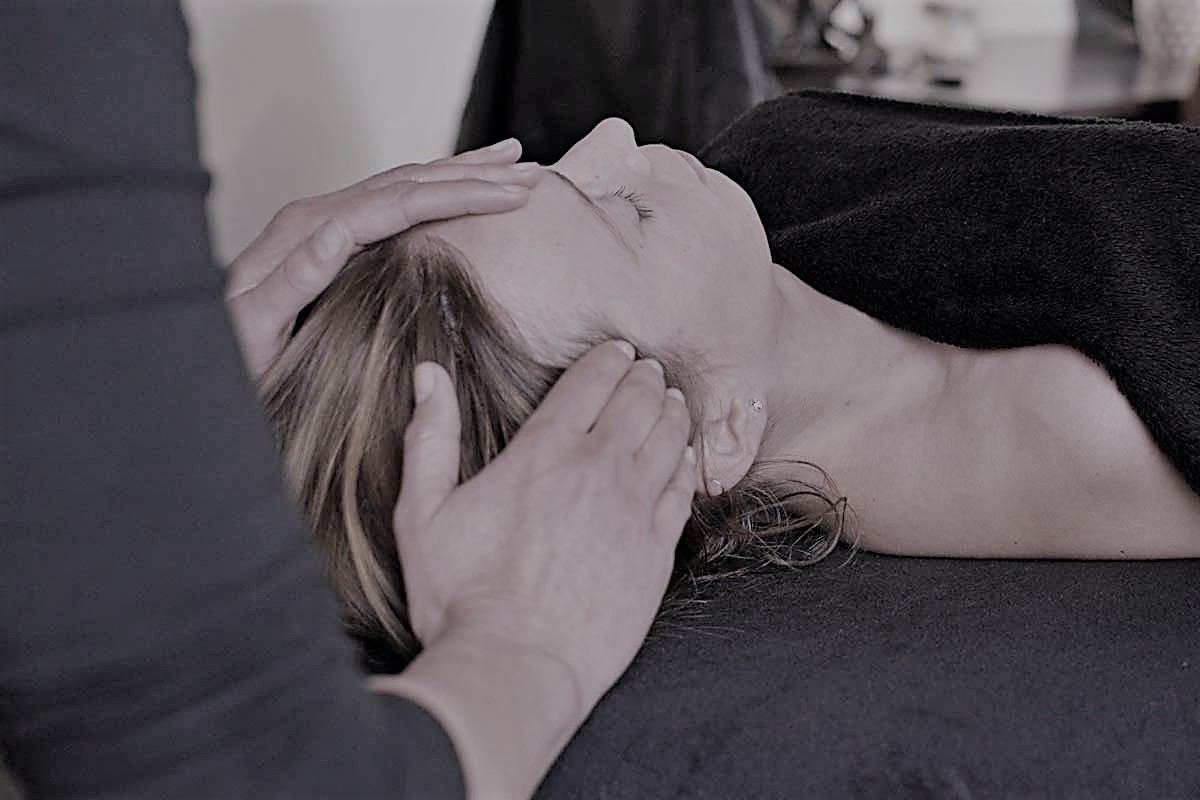 Fiona Grootoonk masseert de slapen van een cliënt tijdens een hoofdmassage